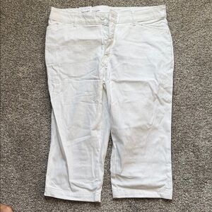 St. John's Bay White Capri Pants